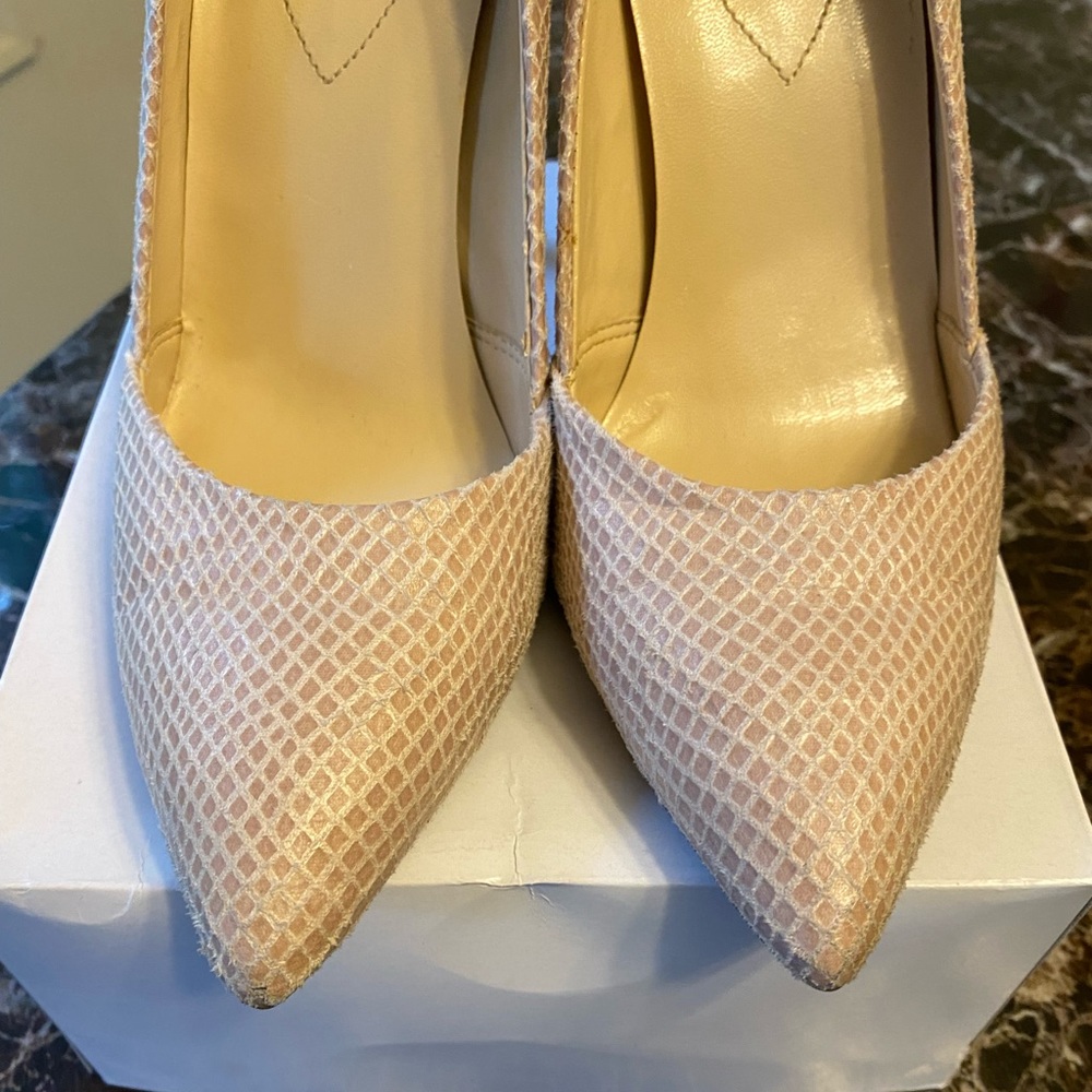 GUESS WOMEN’S POINTED TOE CLASSIC PUMP. - Picture 9 of 13